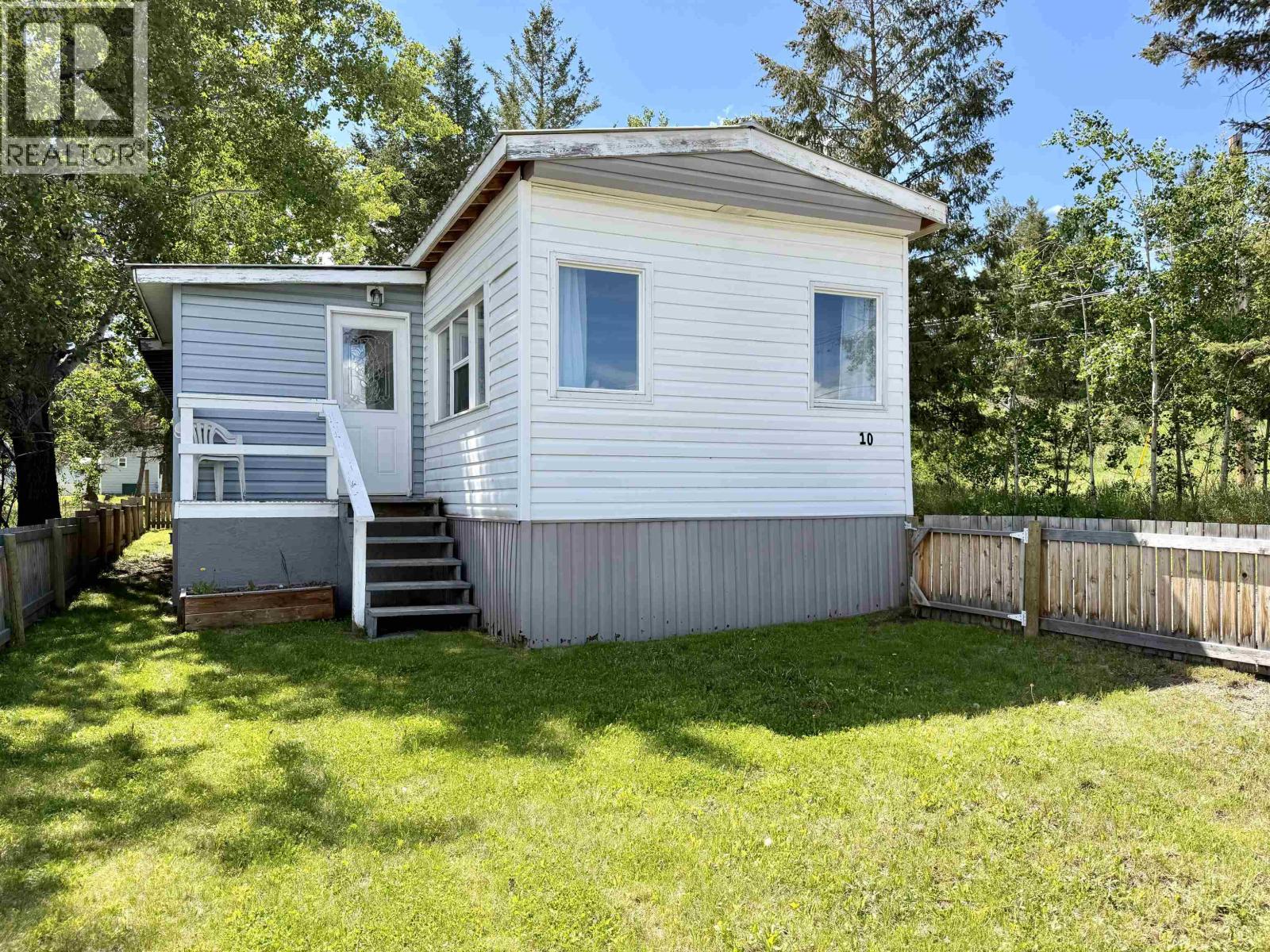 Residential in 103 Mile House 2