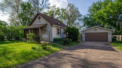 2220 Valley View Pl, Eau Claire, WI, 54703-3186 | Card Image