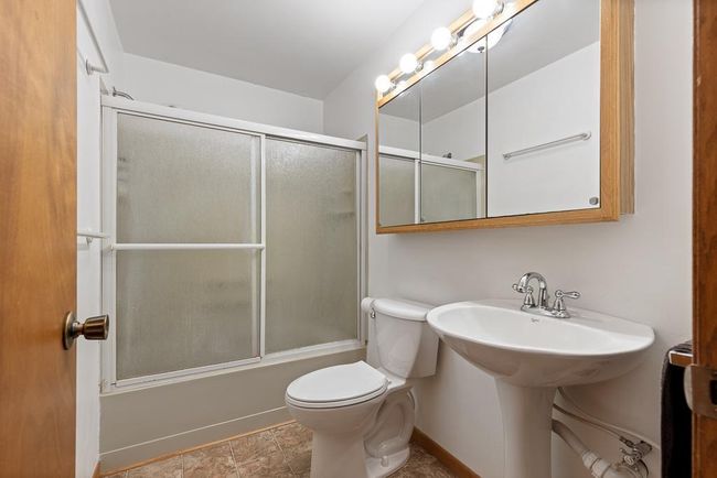 Upper level full bath | Image 46