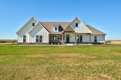 Modern inspired farmhouse with a front yard | Image 2