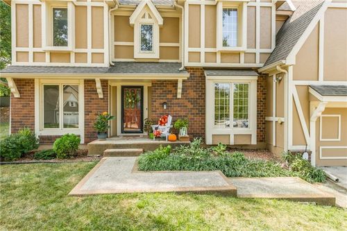 7640 N Lucerne Ct, Kansas City, MO, 64151-1577 | Card Image
