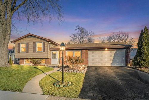 8069 S Brockton Ct, Hanover Park, IL, 60133-2319 | Card Image