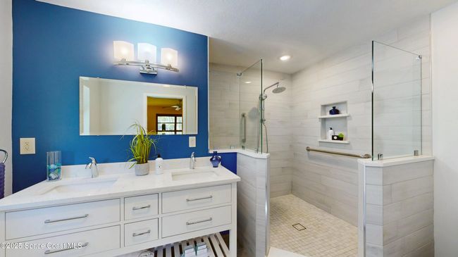 Master bathroom w/double sinks | Image 24