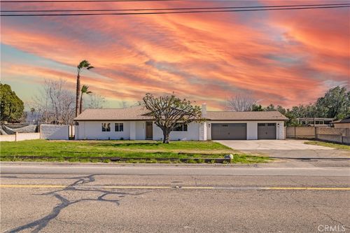 9575 Locust Ave, Fontana, CA, 92335-6144 | Card Image