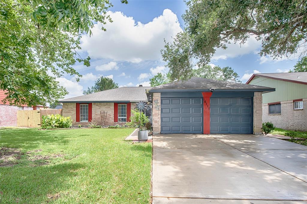 David Glen Dr, Friendswood, TX 77546