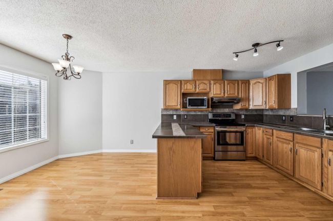76 Kingsland Villas Sw, Home with 3 bedrooms, 2 bathrooms and 2 parking in Calgary AB | Image 9