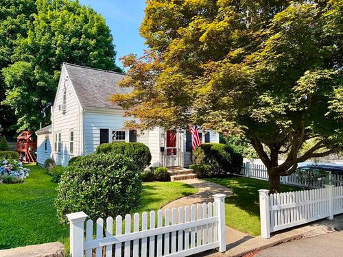 39 Fisher St, Westwood, MA, 02090-3517 | Card Image