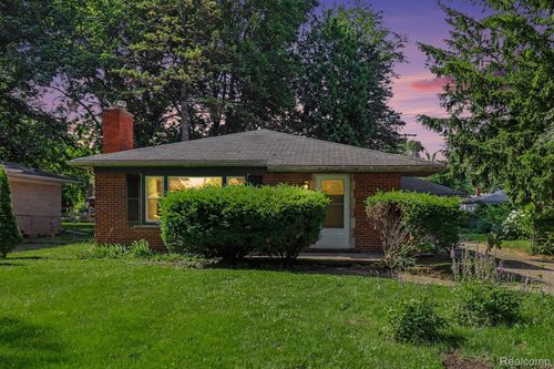25175 W Chicago, Redford, MI, 48239-2040 | Card Image