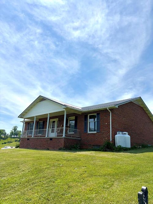 108 Meredith Ln, Tazewell, VA, 24651-9689 | Card Image