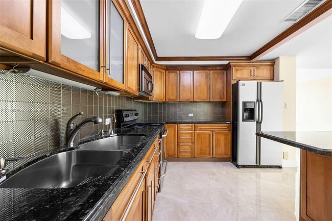 APT-6M - 5055 Collins Ave, Condo with 2 bedrooms, 3 bathrooms and null parking in Miami Beach FL | Image 10