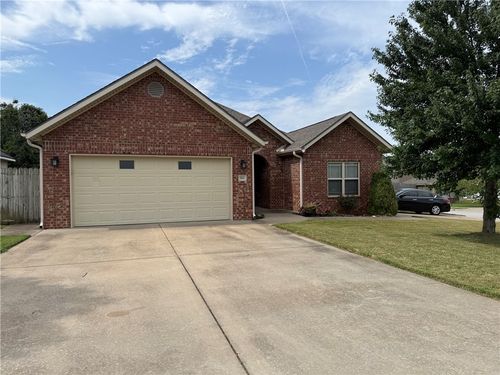 804 Gail Dr, Siloam Springs, AR, 72761-2582 | Card Image