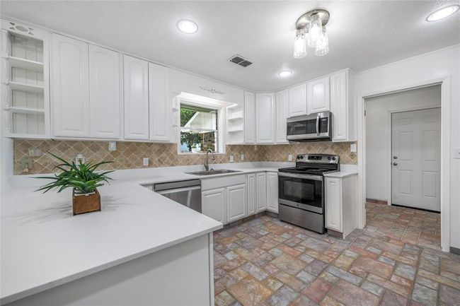 5131 N Us Highway 77, Home with 4 bedrooms, 3 bathrooms and 4 parking in Warda TX | Image 10