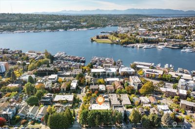 Eastlake is a gem of a Seattle neighborhood. Situated next to Lake Union with waterfront parks, coffee shops, restaurants and small neighborhood markets. In the heart of the City, near downtown, but quiet and with a small town feel. | Image 2