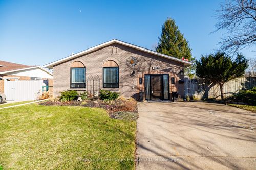 3112 Ussher St, Niagara Falls, ON, L2G6M2 | Card Image