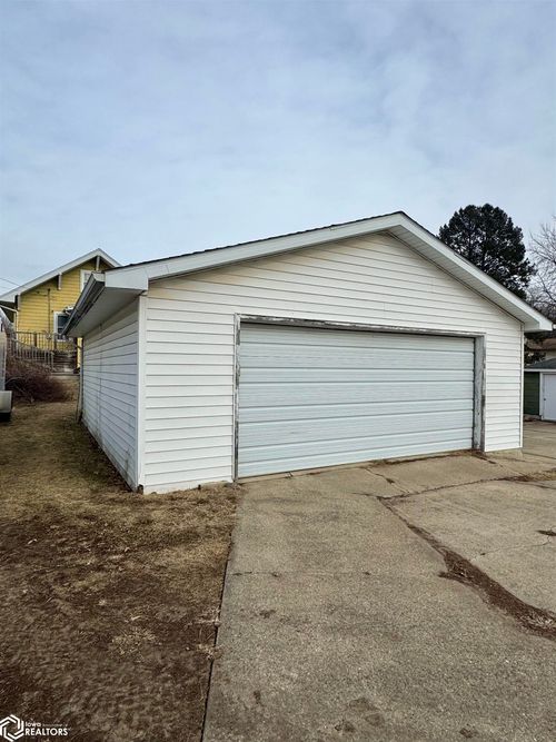 613 Tracy St, Audubon, IA, 50025-1220 | Card Image