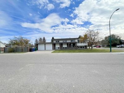 10 Sheridan Rd W, House detached with 6 bedrooms, 3 bathrooms and 8 parking in Lethbridge AB | Image 1