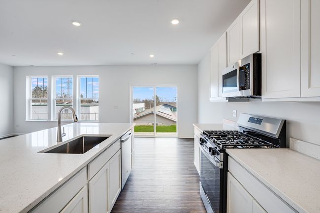 464 Carpathian Dr, Townhouse with 3 bedrooms, 3 bathrooms and 2 parking in Crystal Lake IL | Image 11