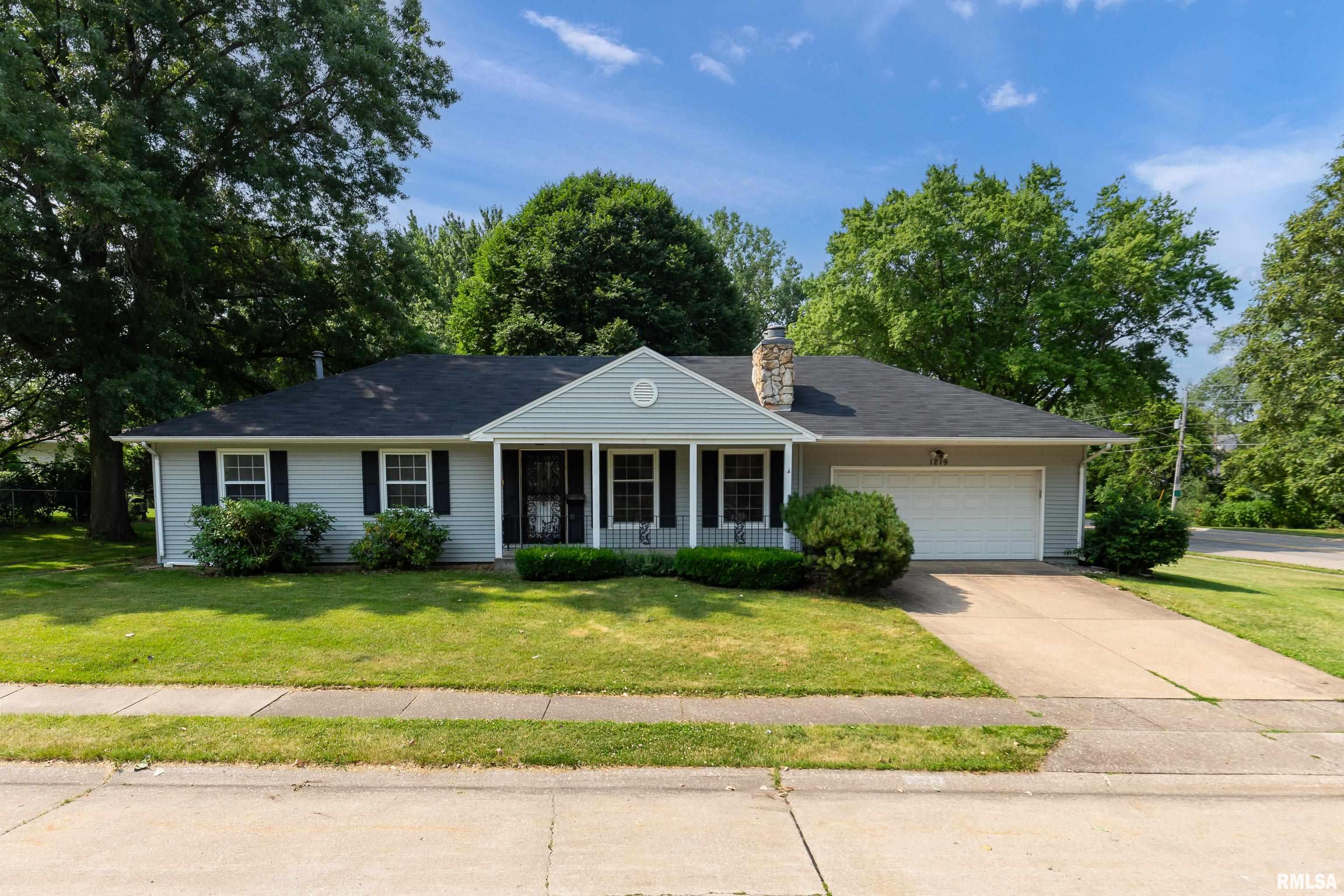 Royal Oaks Dr, Davenport, IA 52806