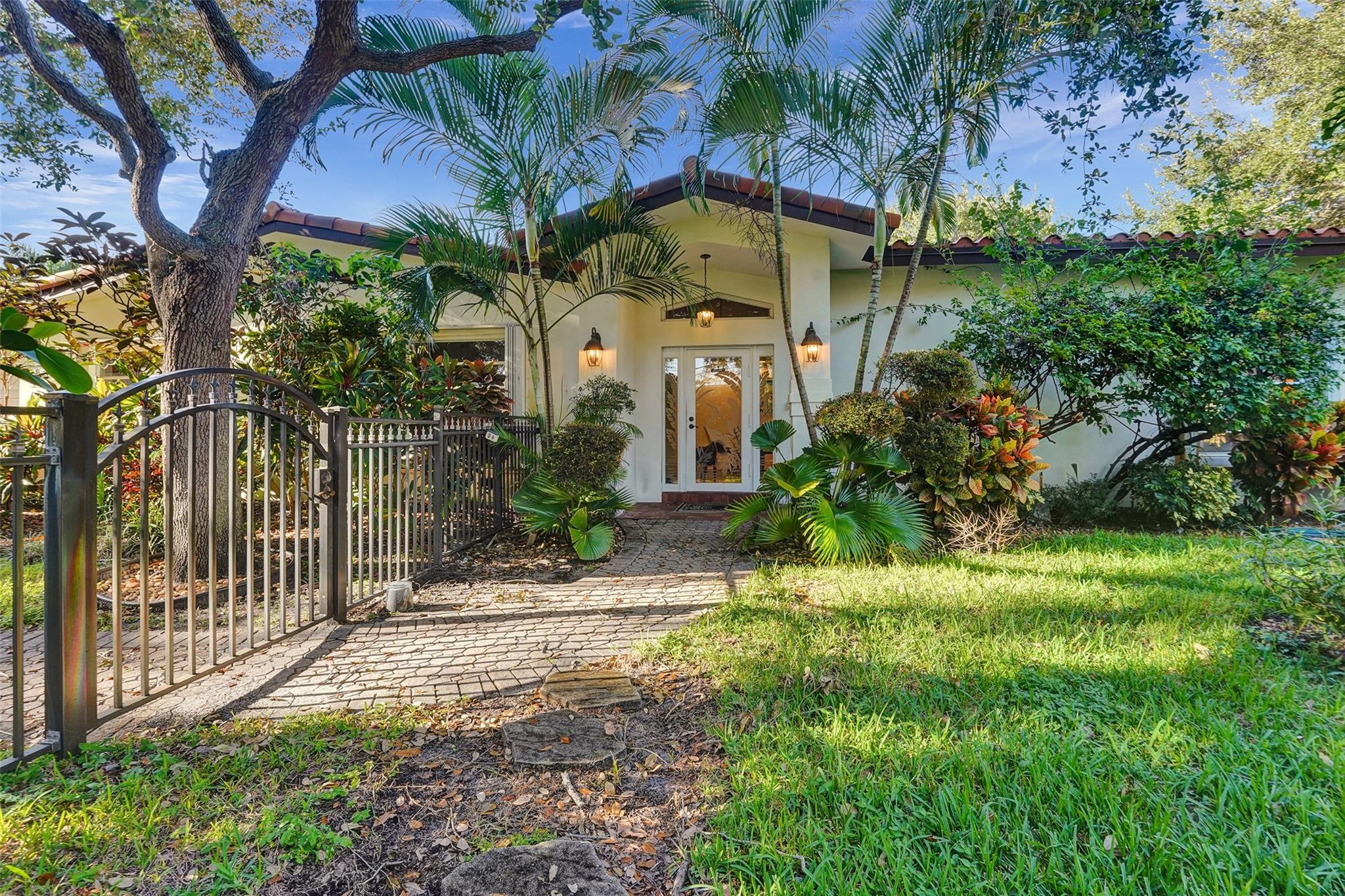 2713 Ne 27th Ave, For Sale in Lighthouse Point Zoocasa