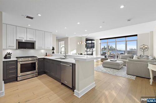 8100 River Rd, North Bergen, NJ, 07047-7204 | Card Image