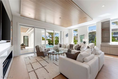 581 14th Ave S, NAPLES, FL, 34102-7113 | Card Image