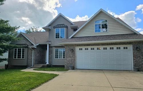 705 Hearthside Dr, Cedar Falls, IA, 50613-2031 | Card Image