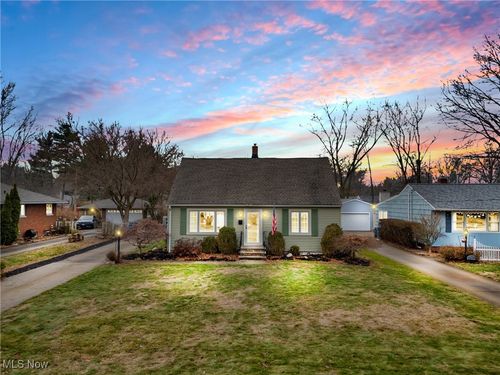 568 Bassett Rd, Bay Village, OH, 44140-1871 | Card Image