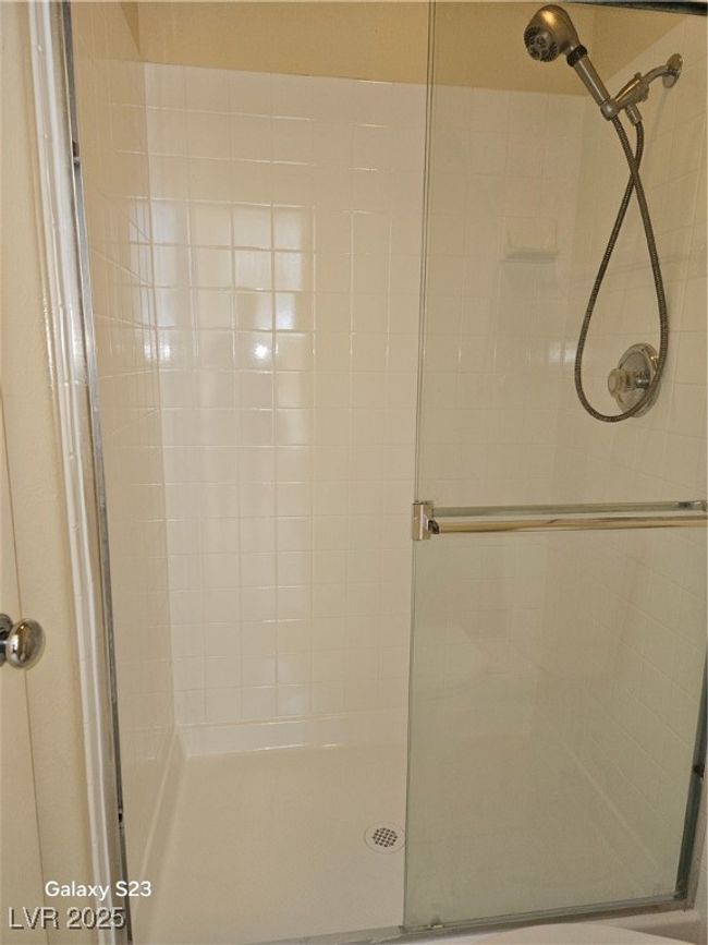 Separate tub & shower Shower reglazed! | Image 12