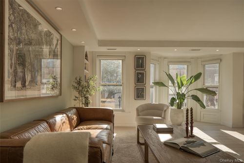 522 Warren St, Hudson, NY, 12534-2802 | Card Image