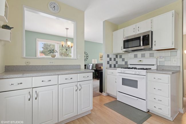 181 Campbell Dr, House other with 3 bedrooms, 2 bathrooms and 1 parking in Bolingbrook IL | Image 4