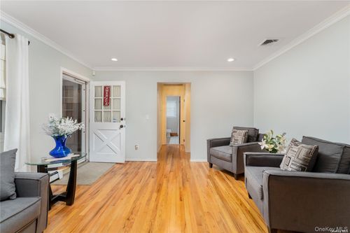 8 Wakeman Ct, Hampton Bays, NY, 11946-2816 | Card Image