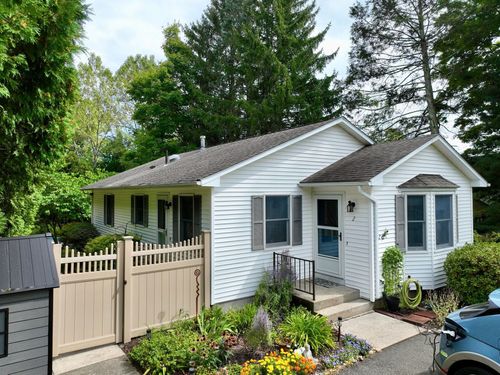 2 Grandview Ln, Easthampton, MA, 01027-1075 | Card Image