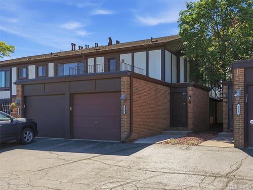 216 Country Club Dr, Saint Clair Shores, MI, 48082-1058 | Card Image