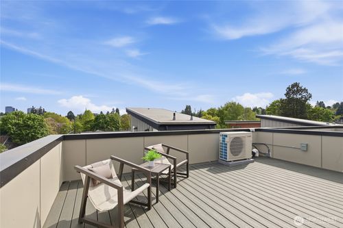 6223 9th Ave Ne, Seattle, WA, 98115-5527 | Card Image