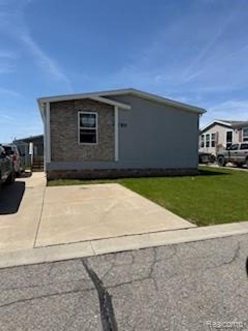 9885 Bellcrest Blvd, Fenton, MI, 48430-8221 | Card Image