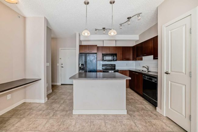 404 - 120 Country Village Circle Ne, Home with 2 bedrooms, 2 bathrooms and 2 parking in Calgary AB | Image 4
