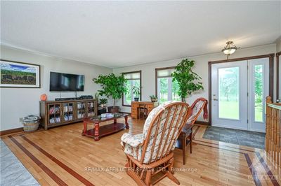 284 County Rd, House other with 1 bedrooms, 2 bathrooms and 10 parking in Osgoode ON | Image 3