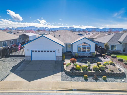 2338 Rabun Way, Central Point, OR, 97502-3615 | Card Image