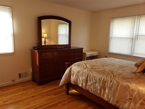 2-15 Waters Edge Dr, Bayside, NY, 11360-1232 | Card Image