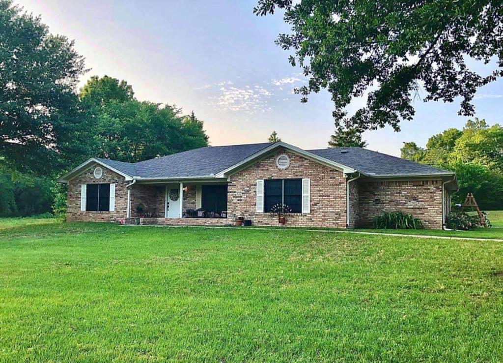 Crestline Dr, Palestine, TX 75801