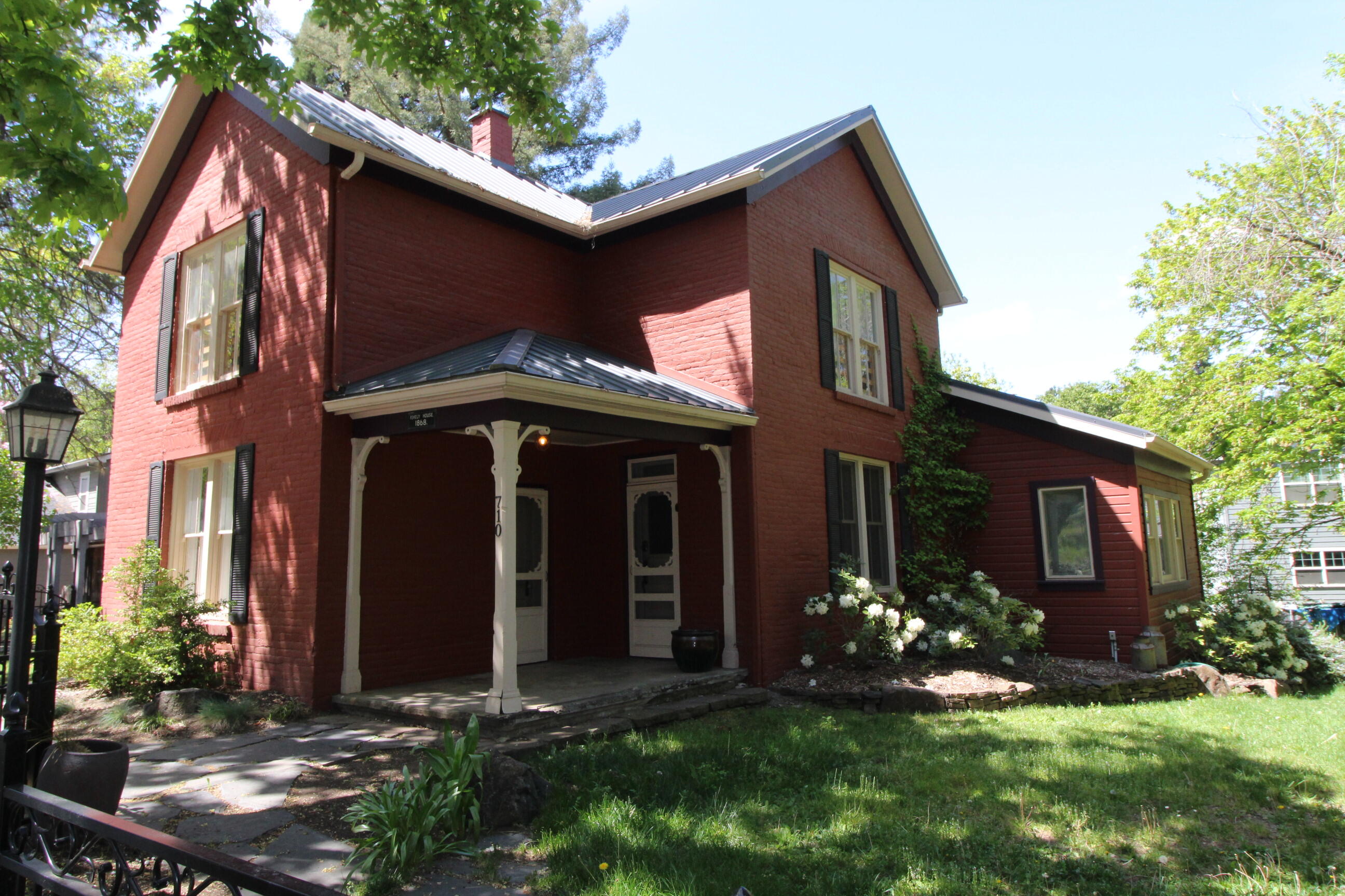 3rd St, Jacksonville, OR 97530