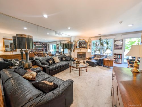 139 Erin Ln, East Setauket, NY, 11733-6448 | Card Image