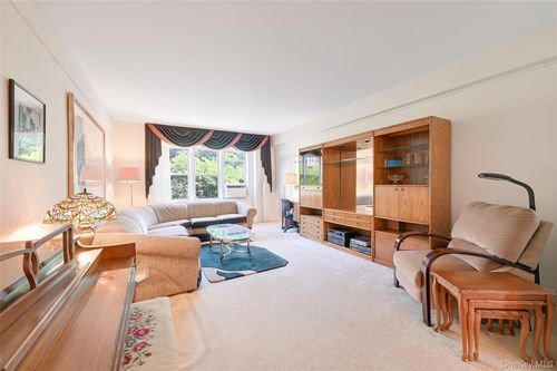 4j-69-10 108th St, Forest Hills, NY, 11375-3817 | Card Image