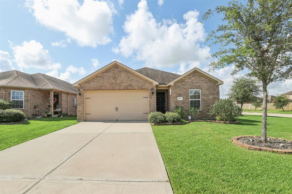 Pink Sapphire Dr, Rosharon, TX 77583