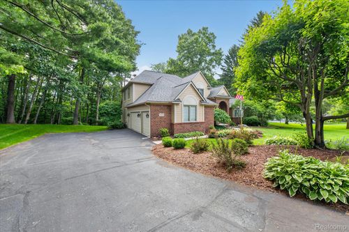 5079 Pinewood Dr, Brighton, MI, 48116-5132 | Card Image