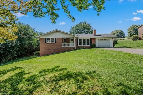 2149 Margaret Dr, Mount Airy, NC, 27030-2433 | Card Image