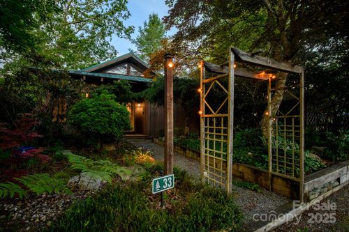 33 Summit Ln, Newland, NC, 28657-8106 | Card Image