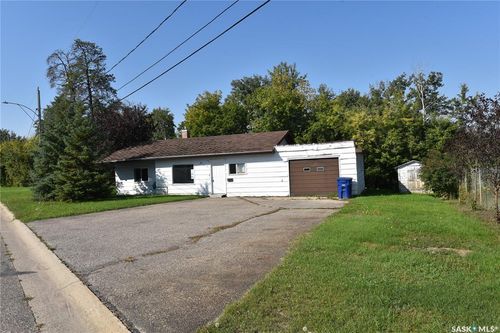 402 Macdonald St, Nipawin, SK, S0E | Card Image