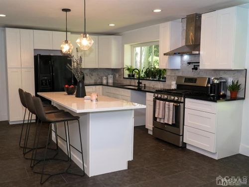 110 Mountain Pkwy, Green Brook, NJ, 08812-2211 | Card Image