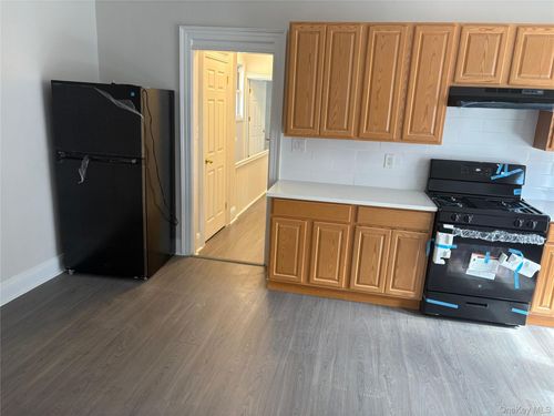 675 E 230th St, Bronx, NY, 10466-3806 | Card Image